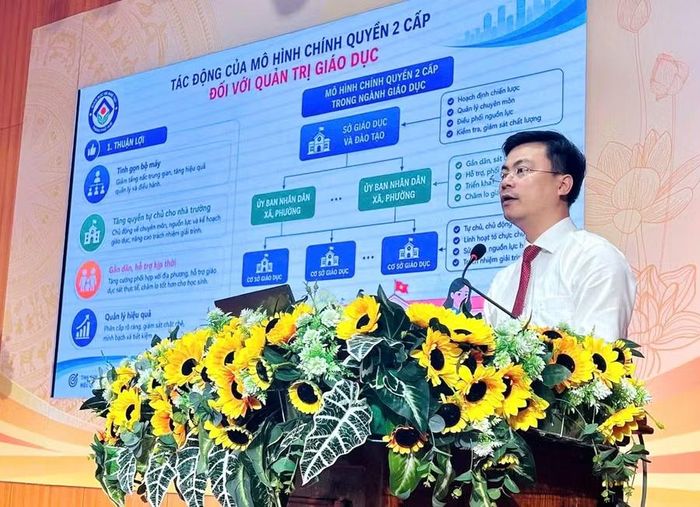 Ông Phạm Bá Thành, Chánh Văn phòng Sở GD&amp;ĐT TP Huế trình bày tham luận về Tác động của chính quyền địa phương 2 cấp đối với quản trị giáo dục.