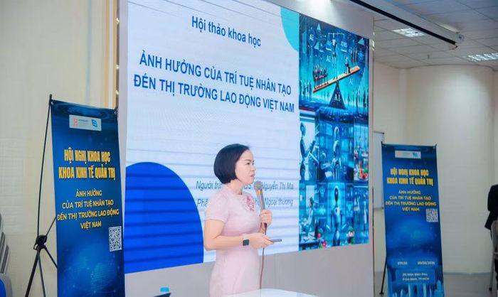 Chuyên gia chia sẻ tại hội thảo. Ảnh: HIU.