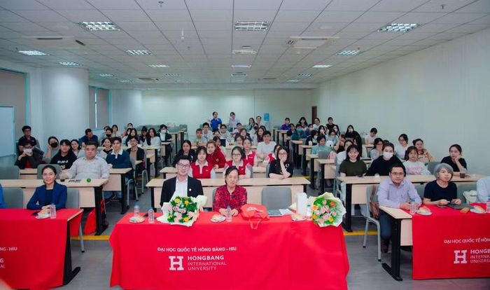 Hội nghị thu hút sự tham dự của các chuyên gia, giảng viên, nhà nghiên cứu và sinh viên quan tâm đến tác động của AI đối với việc làm tương lai. Ảnh: HIU.