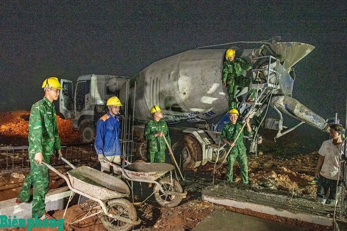 Tổ công tác tiến hành đổ bê tông ban đêm do buổi chiều trời mưa to nên phải dừng lại. Ảnh: Lê Văn Chương