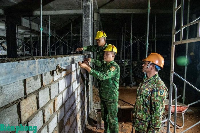 Người lính trên công trường. Ảnh: Lê Văn Chương