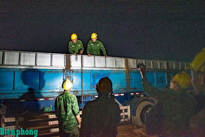 Vận chuyển sắt thép tới công trường vào ban đêm. Ảnh: Lê Văn Chương