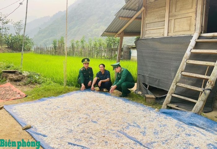 Thiếu tá Đào Nguyên Túc luôn bám địa bàn, hỗ trợ các gia đình được đỡ đầu xóa đói, giảm nghèo. Ảnh: Viết Lam