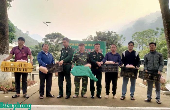 Cán bộ, đảng viên Đồn Biên phòng Tam Chung hỗ trợ con giống để nhân dân phát triển kinh tế. Ảnh: Viết Lam