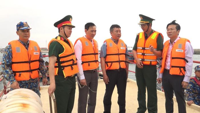 Đồng chí Phó Chủ tịch Ủy ban nhân dân thành phố hỏi thăm, động viên lực lượng tham gia cứu nạn. Ảnh: Nguyễn Khánh