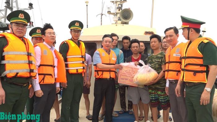 Phó Chủ tịch Ủy ban nhân dân thành phố Hải Phòng Trần Văn Quân tặng quà ngư dân nước ngoài bị nạn đang neo đậu tại âu cảng Bạch Long Vĩ. Ảnh: Nguyễn Khánh