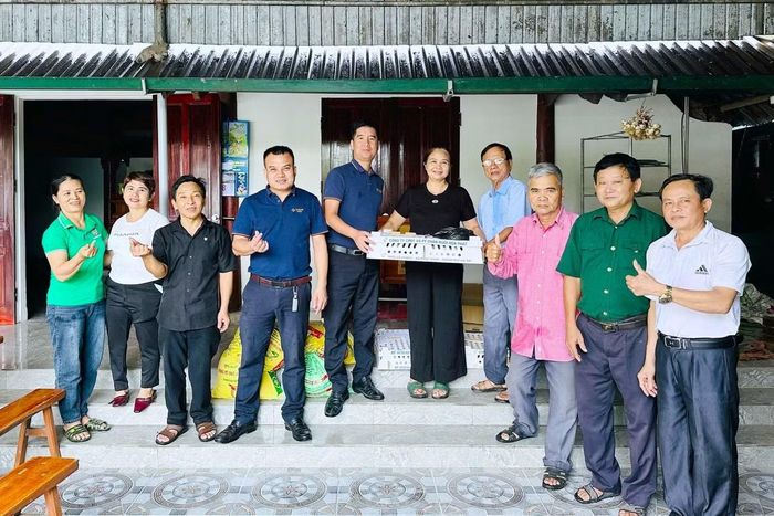 Đại diện Hoàng Gia Phát Group đến tận nhà trao con giống cho hội viên người khuyết tật có hoàn cảnh khó khăn tại xã Đại Đồng.