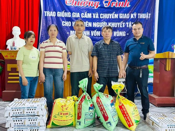 Song song với việc trao giống, các hội viên còn được hướng dẫn kỹ thuật chăn nuôi an toàn sinh học và phổ biến cơ chế “vốn quay vòng”.