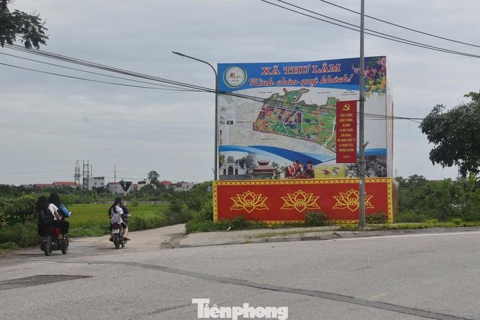 Biển chào xã Thư Lâm cách dự án không xa. Theo tiến độ, dự án sẽ được triển khai trong gần 4 năm, từ quý I/2026 đến quý III/2029, công tác giải phóng mặt bằng và triển khai xây dựng được thực hiện song song nhằm sớm bố trí nhà ở định cư cho người dân.