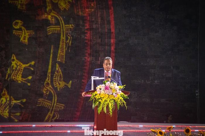 Tiến sĩ Darlie Oommen Koshy, Phó Chủ tịch Hội đồng Thủ công Thế giới phát biểu tại buổi lễ.