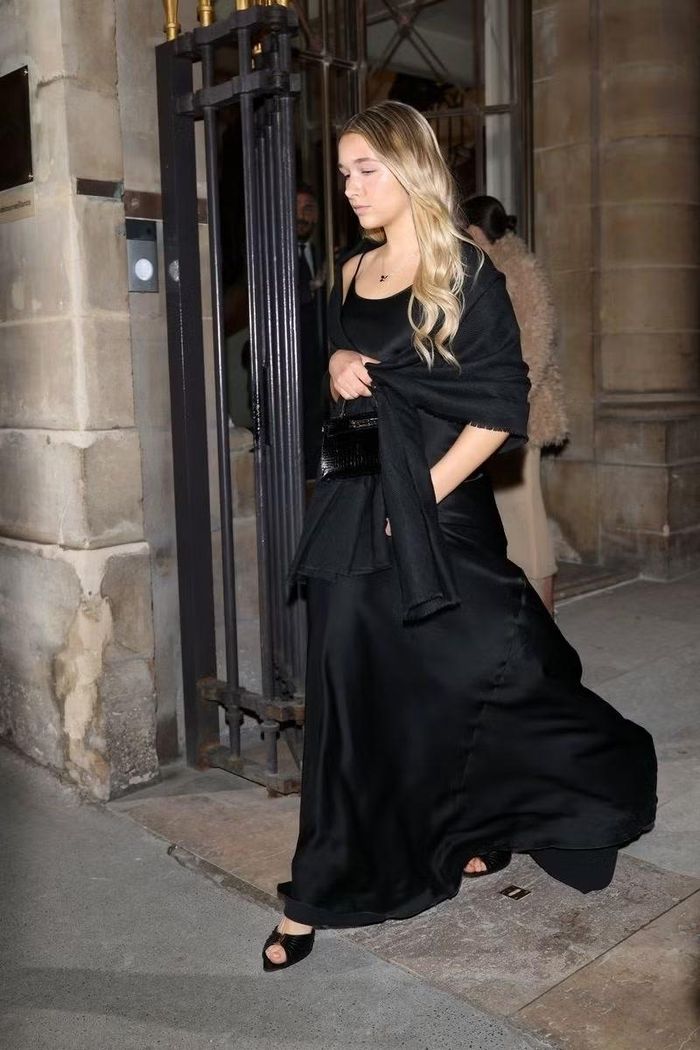 Những chiếc slip dress gắn liền với Harper Beckham trong vài năm gần đây. Con gái út nhà Beckham thường xuất hiện trong các thiết kế lụa hoặc chất liệu mềm rũ, dáng hai dây tối giản với độ dài midi hay chạm sàn. Harper nhiều lần lựa chọn các gam màu tinh tế như nâu chocolate, hồng dusty pink, xanh navy, đen hay xanh pastel, qua đó xây dựng hình ảnh một thiếu nữ chỉn chu, sang trọng nhưng vẫn trẻ trung trước công chúng.