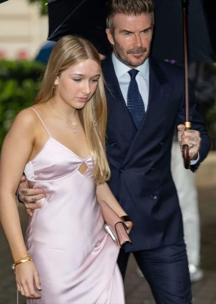 Một số bình luận trên Daily Mail còn đặt câu hỏi về cách nuôi dạy con của gia đình Beckham, cho rằng vợ chồng Vic đang vô tình biến con gái thành công cụ quảng bá hình ảnh và thương hiệu. “Không thể chỉ đơn giản được làm thiếu niên bình thường, mà phải kiếm tiền cho bố mẹ tham vọng”, một cư dân mạng viết.