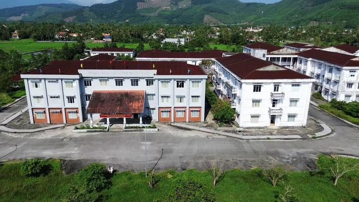 Từ một bệnh viện đa khoa tuyến tỉnh, cơ sở y tế này hiện bị "hạ cấp" xuống trở thành cơ sở hai của trung tâm y tế khu vực tại Huế.