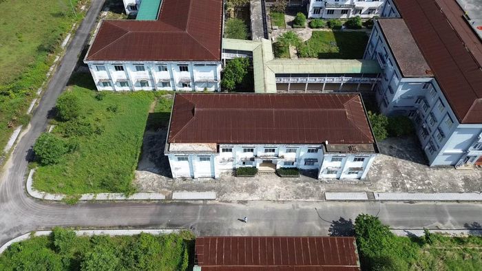 Bệnh viện đa khoa Chân Mây được khởi công xây dựng từ hơn 20 năm trước nhưng vận hành kém hiệu quả, hoạt động cầm chừng, gây lãng phí đầu tư.