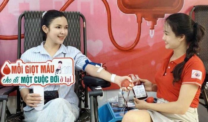 Tình nguyện viên CLB Ngân hàng máu sống 24h tham gia hiến máu tại Bệnh viện Bãi Cháy.