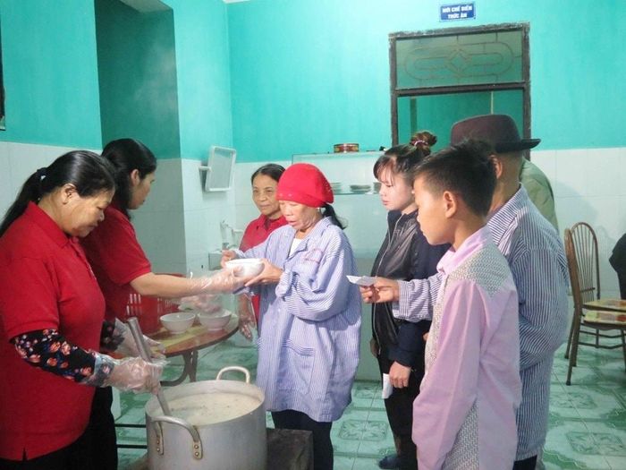Bà Ngô Thị Thuận (ngoài cùng bên trái) cùng hội viên phụ nữ nấu cháo từ thiện cho bệnh nhân.