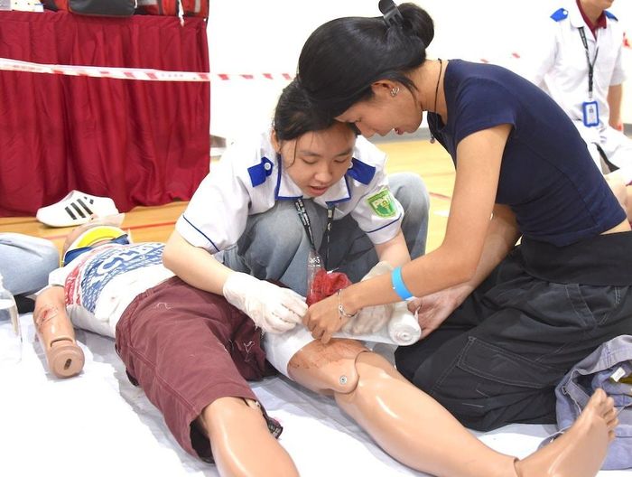 Sinh viên thực tập tham gia sơ cứu vết thương.