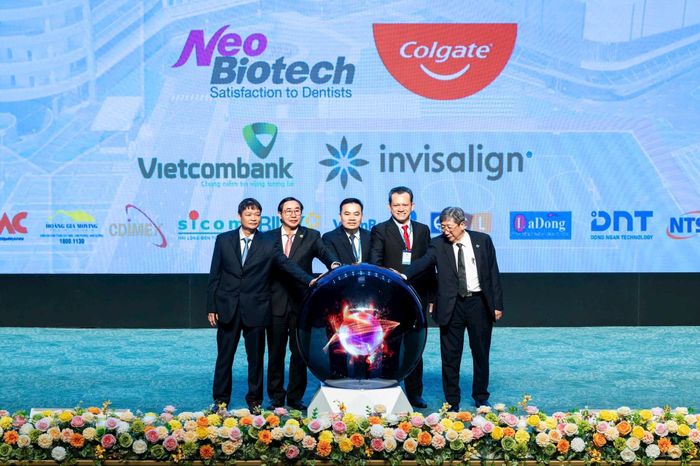Các đại biểu thực hiện nghi thức khai mạc hội nghị.