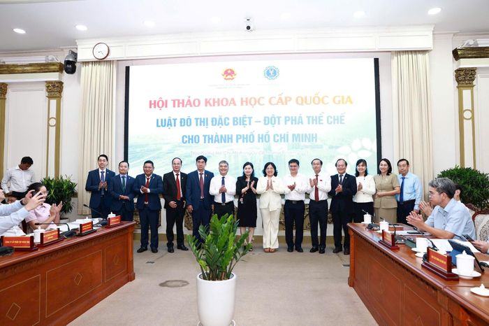 Đại biểu chụp hình lưu niệm.