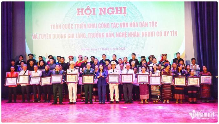 Chị Ka’ Thị Ngọc Hương giao lưu văn nghệ cùng đồng bào các dân tộc tại Ngày Văn hóa các dân tộc Việt Nam 19/4/2026