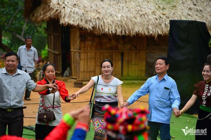 Chị Ka’ Thị Ngọc Hương giao lưu văn nghệ cùng đồng bào các dân tộc tại Ngày Văn hóa các dân tộc Việt Nam 19/4/2026