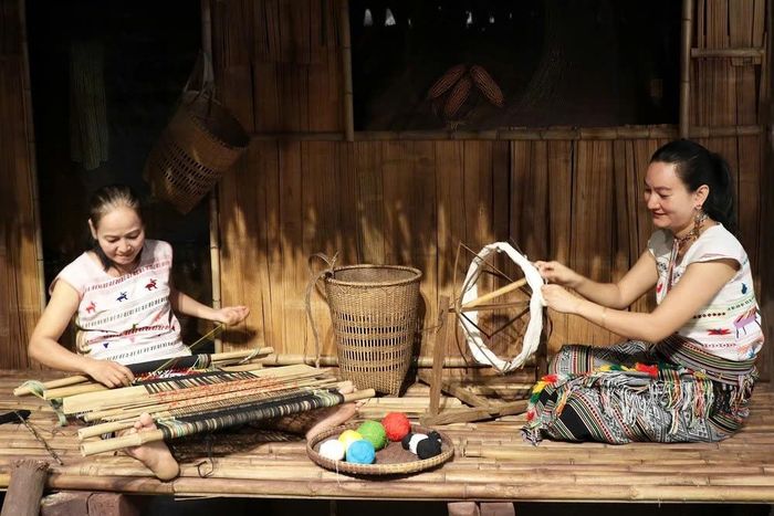 Chị Ngọc Hương và mẹ là Nghệ nhân Ka' Rỉn dệt thổ cẩm tại Bảo tàng Phụ nữ Nam bộ. Ảnh Khánh Châu