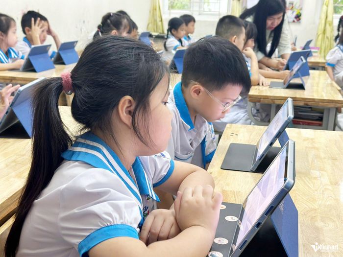 Trẻ em lớp 1A tiếp cận mô hình "lớp học thông minh" với các thiết bị iPad.