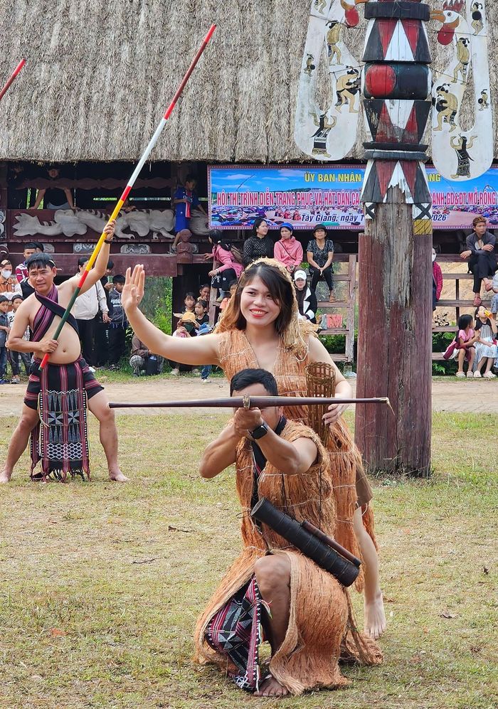 Trang phục vỏ cây được trình diễn tại hội thi “Văn hóa Cơ Tu – Tiếng vọng từ đại ngàn” ở xã Tây Giang (Đà Nẵng). Ảnh: Tây Giang