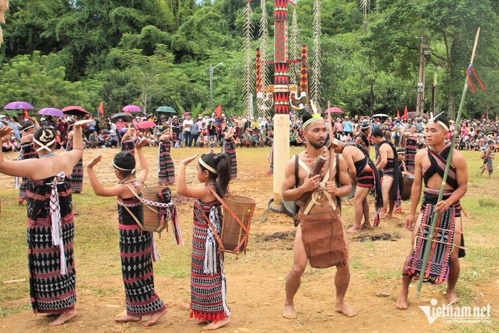 Trang phục vỏ cây xuất hiện bên cạnh thổ cẩm trong không gian lễ hội của người Cơ Tu ở xã Sông Kôn (Đà Nẵng). Ảnh: Hà Nam