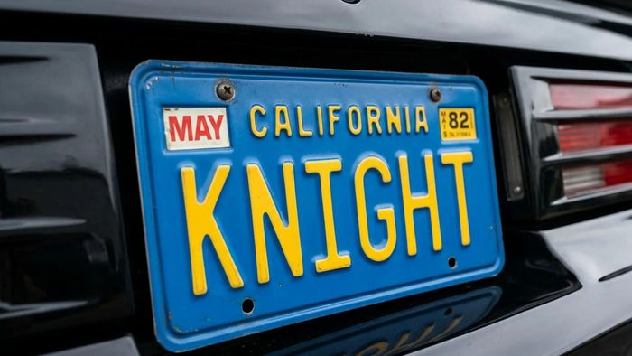 chiếc xe vi phạm thực tế sử dụng biển số “KNIGHT” dạng trang trí (novelty plate) mô phỏng biển số California từng xuất hiện trong phim Knight Rider.