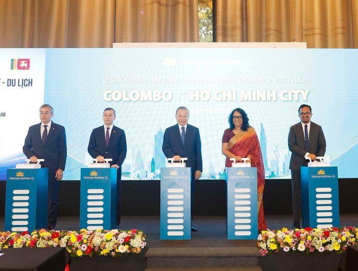 Tổng Bí thư, Chủ tịch nước Tô Lâm, Thủ tướng Sri Lanka Harini Amarasuriya và các đại biểu thực hiện nghi lễ khởi động mở đường bay Colombo - TPHCM. Ảnh: TTXVN