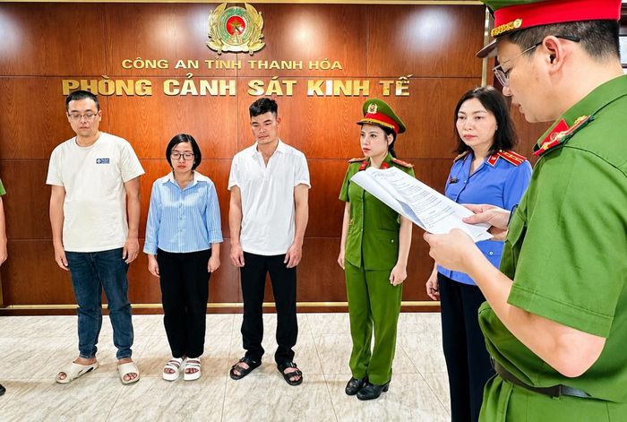 Cơ quan công an đọc lệnh khởi tố các đối tượng. Ảnh: CACC