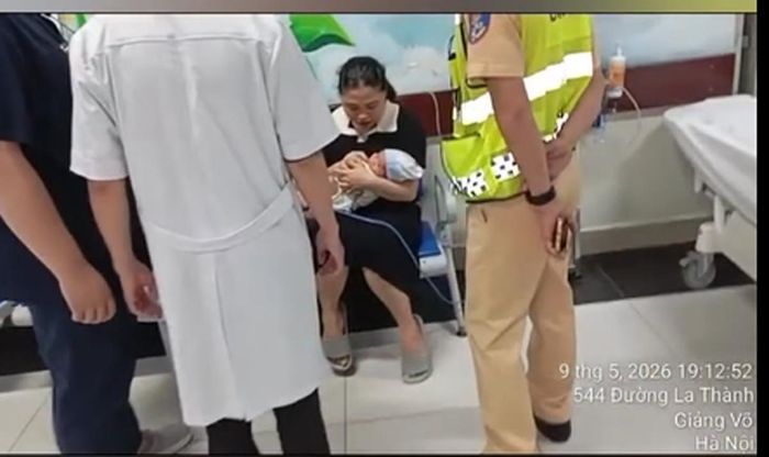Hình ảnh cháu bé được đưa vào viện an toàn. Ảnh: Cắt từ clip