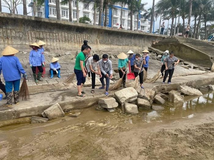 UBND xã Hoằng Tiến tiếp tục phát động đợt tổng dọn vệ sinh môi trường trên toàn địa bàn với sự tham gia của cán bộ, lực lượng chức năng, doanh nghiệp, trường học và nhân dân địa phương.