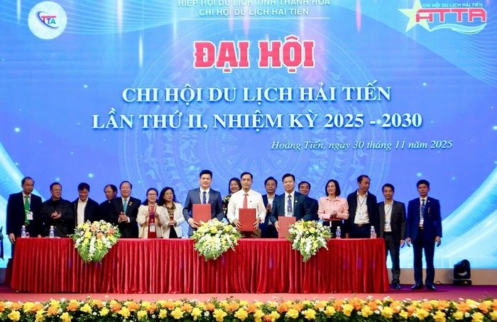 Cuối năm 2025, UBND hai xã: Hoằng Tiến và Hoằng Thanh ký quy chế phối hợp với Chi hội du lịch Hải Tiến nhằm nâng cao chất lượng dịch vụ du lịch 