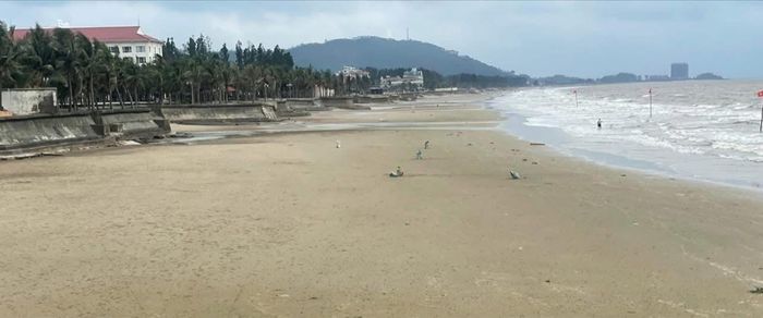 Việc dọn dẹp vệ sinh môi trường bãi biển tại Hải Tiến đã cơ bản hoàn thành