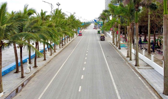 Cây xanh, điện chiếu sáng, vỉa hè mặt đường ven biển Hải Tiến từng bị bão số 10 năm 2025 tàn phá, nay đã được khắc phục, chỉnh trang sạch đẹp