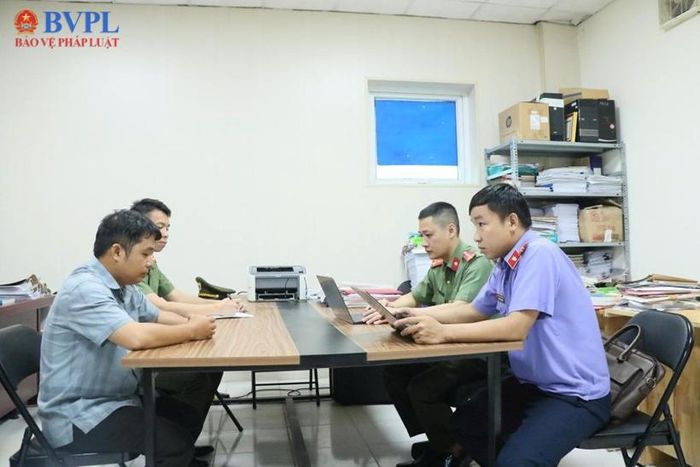 Kiểm sát viên lấy lời khai đối tượng bị khởi tố.