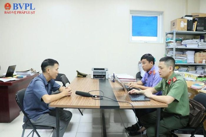 Kiểm sát viên cùng Điều tra viên lấy lời khai đối tượng.