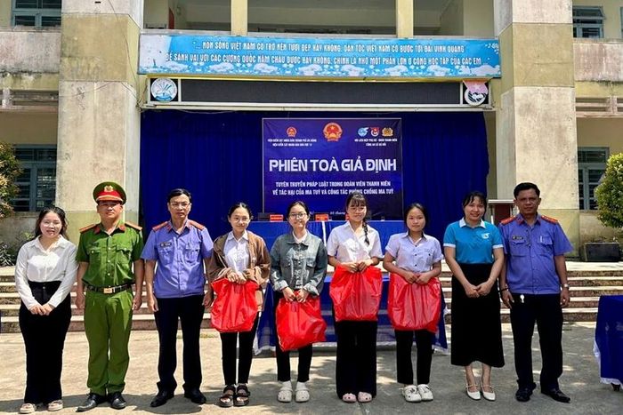  Trao quà cho các bạn học sinh của trường.