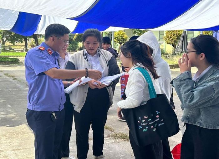  Kiểm sát viên giao lưu trả lời câu hỏi của các em học sinh.