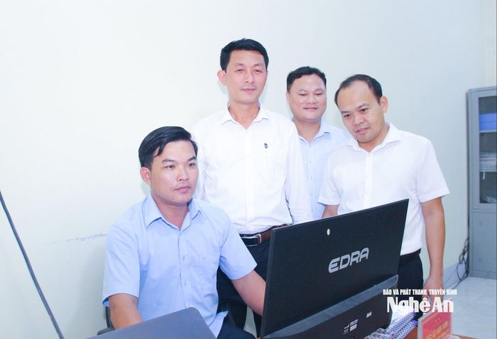Cán bộ cấp ủy xã Nam Đàn kiểm tra, giám sát trực tiếp khả năng sử dụng phần mềm tác nghiệp của chuyên viên. Ảnh: Mai Hoa