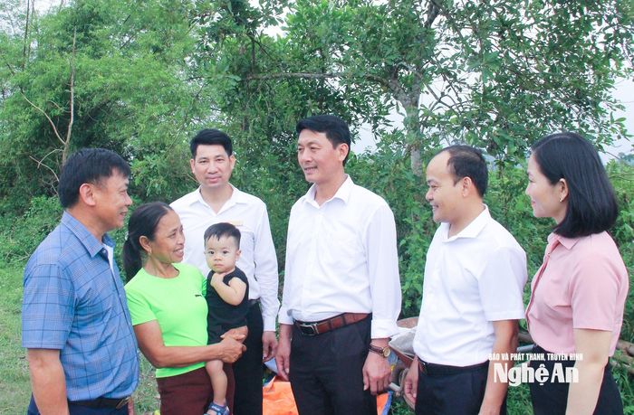 Cán bộ xã Nam Đàn trao đổi, động viên người dân phát huy lợi thế đất đai bán sơn địa để đầu tư sản xuất nông nghiệp hàng hóa. Ảnh: Mai Hoa