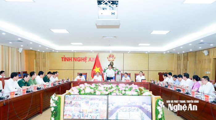 Lãnh đạo UBND tỉnh Nghệ An họp trực tuyến với 130 xã, phường về giải ngân vốn đầu tư công. Ảnh: Thành Duy