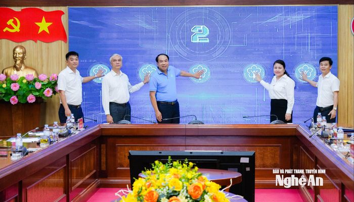 Các đại biểu bấm nút khởi động Lễ ra quân và phát động tháng Vận động triển khai BHXH, BHYT toàn dân năm 2026. Ảnh: TL