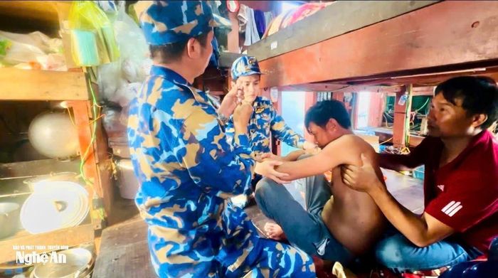 Quân y tàu 636 sang khám và điều trị cho ngư dân Nghệ An gặp nạn trên biển. Ảnh: Minh Nhật