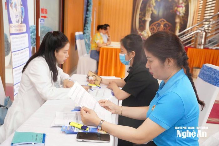 Đoàn viên, người lao động được kiểm tra sức khỏe trong chương trình phúc lợi đoàn viên. Ảnh: CSCC