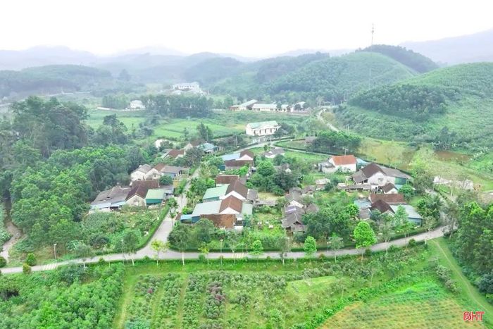 Với tinh thần "ba bám, bốn cùng", CBCS ở đây đã tuyên truyền, vận động người dân tích cực hỗ trợ lực lượng chức năng bảo vệ biên giới và phòng chống các loại tội phạm, chung tay xây dựng thế trận biên phòng toàn dân vững chắc. Ngoài ra, các anh cũng thường xuyên động viên, giúp đỡ cư dân biên giới phát triển kinh tế gia đình, xây dựng nông thôn mới, phòng chống thiên tai, chăm lo cho các hoàn cảnh khó khăn... để xây dựng vùng biên đẹp, giàu.