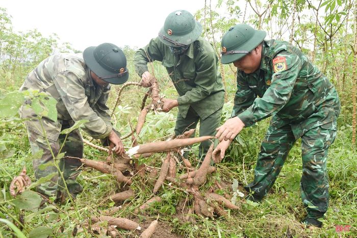 Do đơn vị đóng quân xa khu dân cư, đường sá đi lại khó khăn, cách trở vùng lòng hồ rộng lớn nên ngoài thời gian thực hiện nhiệm vụ chuyên môn, CBCS Đồn Biên phòng Hương Quang còn luôn duy trì tốt công tác tăng gia sản xuất để cải thiện bữa cơm hằng ngày và đảm bảo nguồn thực phẩm dự trữ.