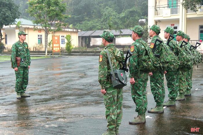 Trước lúc lên đường, tổ tuần tra đã được chỉ huy các cấp quán triệt nhiệm vụ, phương án hành quân và tinh thần sẵn sàng chiến đấu. Trong đó, yêu cầu bộ đội thực hiện tốt các vấn đề quan trọng như: tổ chức đội hình khoa học, tuân thủ thời gian và quãng đường hành quân, đội hình tuần tra phải linh hoạt để tăng khả năng quan sát, đảm bảo an toàn trong quá trình thực hiện nhiệm vụ...